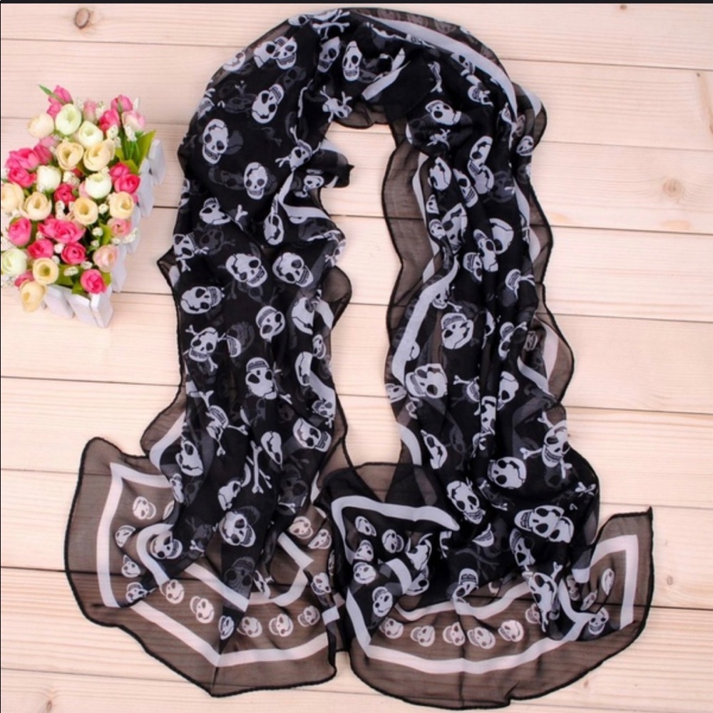 *LAST ONE*Beautiful Skull Print Scarf - Picture 3 of 4
